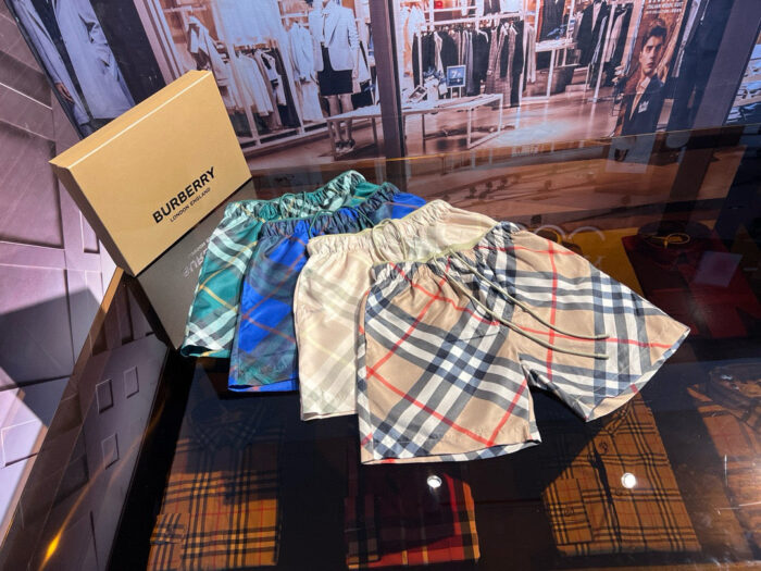 Shorts casual di lusso con righe, tinta unita e motivo Burberry, stile elegante e versatile.