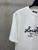 Maglietta bianca Louis Vuitton 2018, estilo casual e di lusso, con scritta artistica.