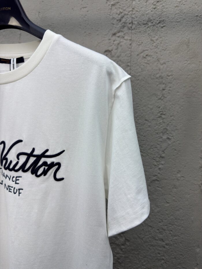 Maglietta bianca Louis Vuitton con logo elegante, stile casual e design moderno.
