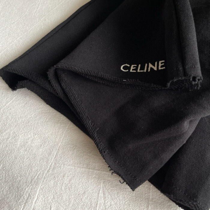 Sciarpa nera Celine ricamata, stile casual e elegante, tessuto morbido e dettagli raffinati.