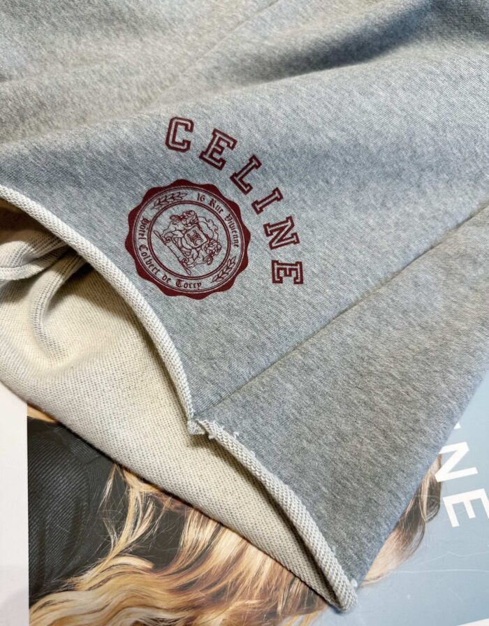 Felpa Celine grigia con logo Bordeaux e dettaglio emblem raffinato.