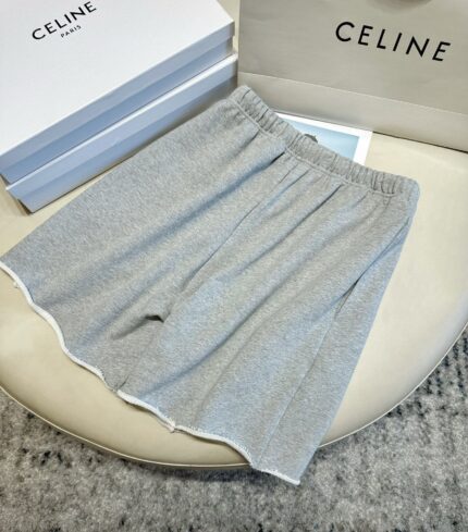 Pantaloncini casual di lusso Celine grigi con packaging elegante e stile sofisticato.
