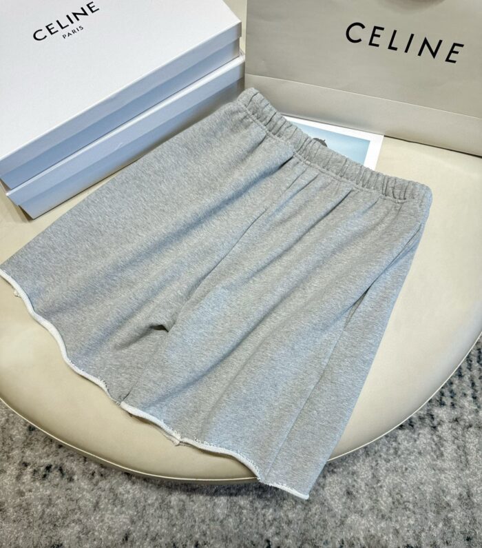 Pantaloncini casual di lusso Celine grigi con packaging elegante e stile sofisticato.