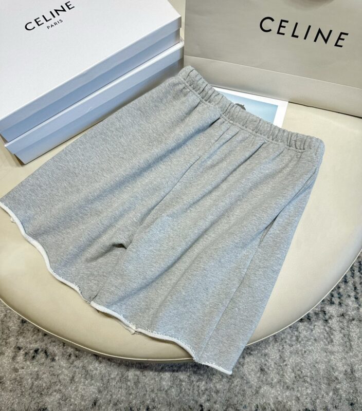 Pantaloncini casual di lusso Celine grigi con packaging elegante e stile sofisticato.