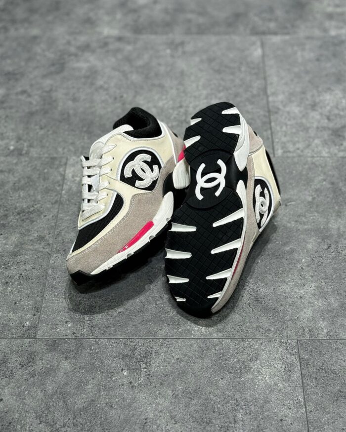 Sneakers Chanel di lusso beige, nero e rosa, stile moderno e design elegante.