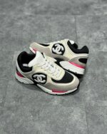 Sneaker Chanel di lusso con logo, dettagli colorati e design elegante per uno stile moderno.