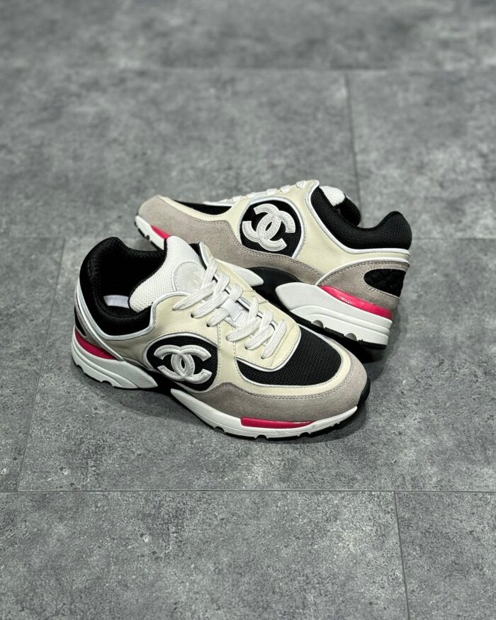 Sneaker Chanel di lusso con logo, dettagli colorati e design elegante per uno stile moderno.