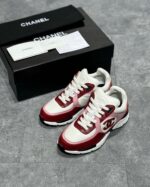 Sneakers Chanel bianche e burgundy di lusso, stile moderno e dettagli esclusivi.