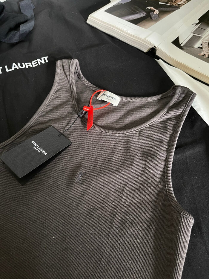Top in cotone grigio di lusso con dettaglio rosso e logo Saint Laurent.