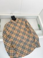 Camicia Burberry classica in vetrina, elegante e raffinata, mostra il modello iconico a quadri.