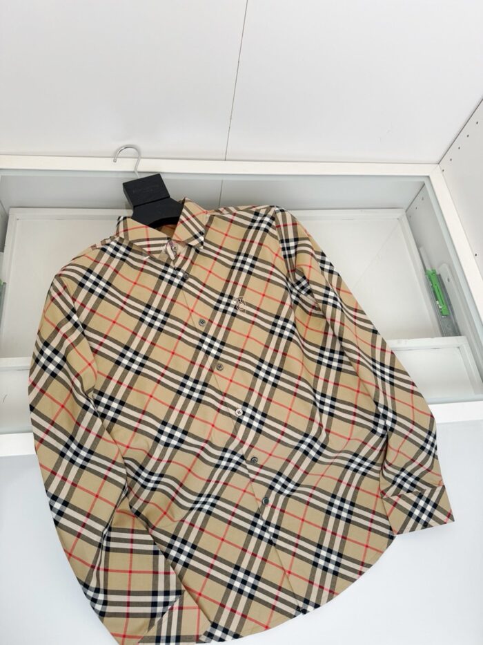 Camicia Burberry classica in vetrina, elegante e raffinata, mostra il modello iconico a quadri.