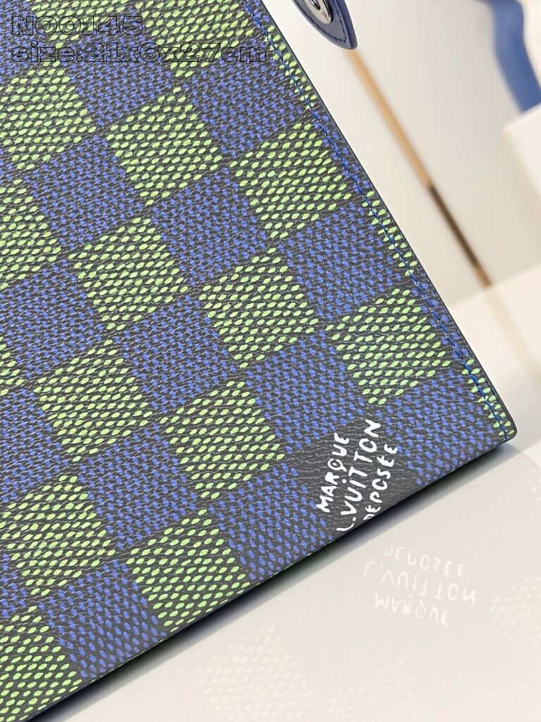Tessuto checkered Louis Vuitton con firma handwritte, stile elegante e alta qualità.