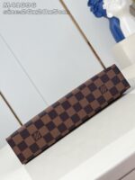 Custodia di lusso in motivo checkered marrone, elegante e raffinata, perfetta per accessori di valore.
