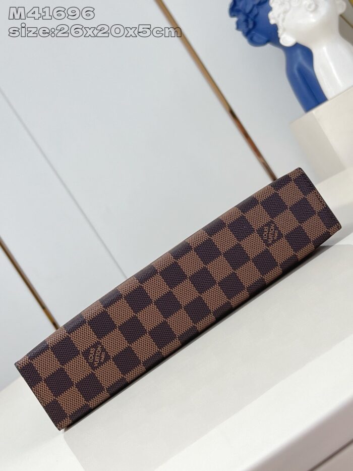 Custodia di lusso in motivo checkered marrone, elegante e raffinata, perfetta per accessori di valore.