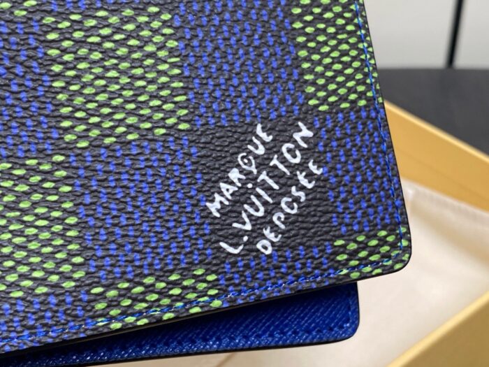 Portafoglio Louis Vuitton checkerboard blu e verde con scritta a mano autentica raffinata