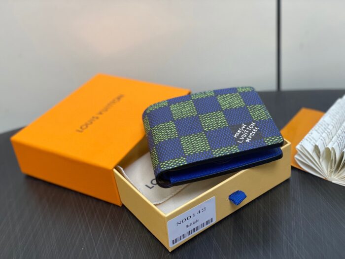 Portafoglio di lusso checkered in confezione elegante su superficie di legno scuro