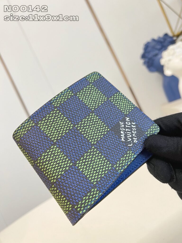 Portafoglio di lusso con motivo checkered verde e blu, elegante e di alta moda.