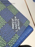 Portafoglio di lusso con pattern checkerboard verde e blu, logo Marque L. Vuitton Depose.