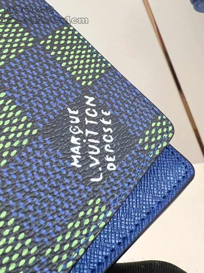 Portafoglio di lusso con pattern checkerboard verde e blu, logo Marque L. Vuitton Depose.