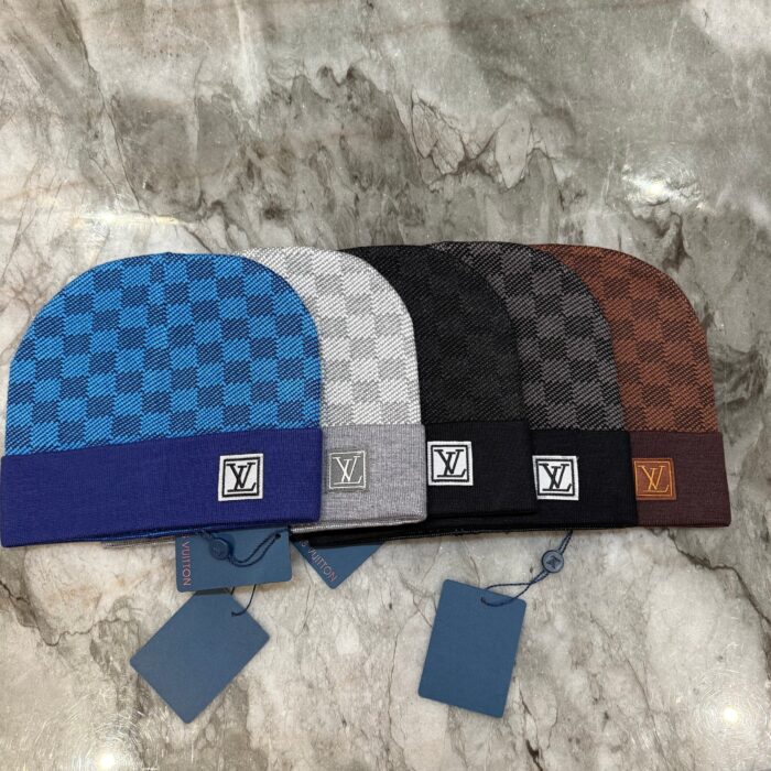 Berretti checkered di lusso su superficie in marmo, stile elegante e alla moda.