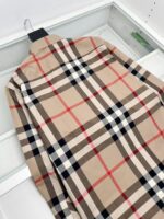 Camicia Burberry check beige elegante e casual su supporto bianco, stile senza tempo e raffinatezza.