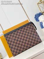 Clutch di lusso checkered con confezione arancione, elegante e versatile.