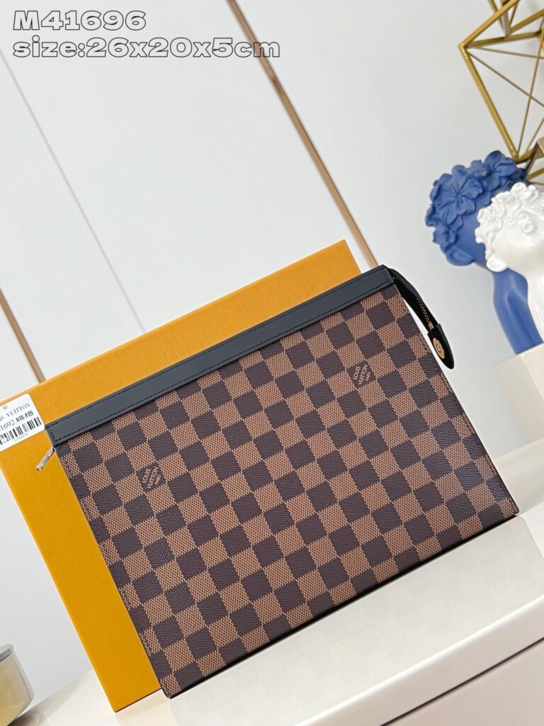 Clutch di lusso checkered con confezione arancione, elegante e versatile.