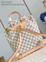 Borsetta classica quadri beige con dettagli in pelle e chiusura elegante con fermaglio metallico.
