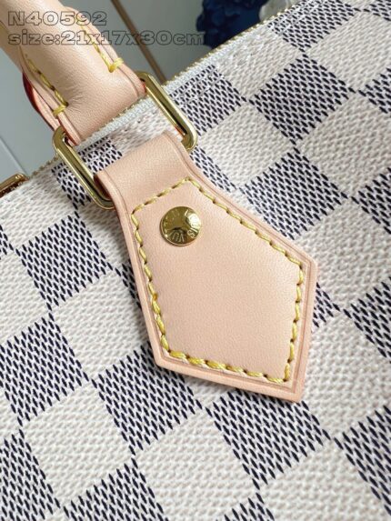 Borsa con motivo quadrettato, dettaglio in pelle e tessuto di alta qualità, elegante e resistente.