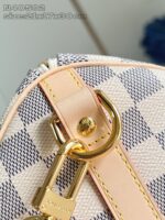 Borsa elegante con motivo checkered, chiusura dorata e tracolla in tessuto beige.