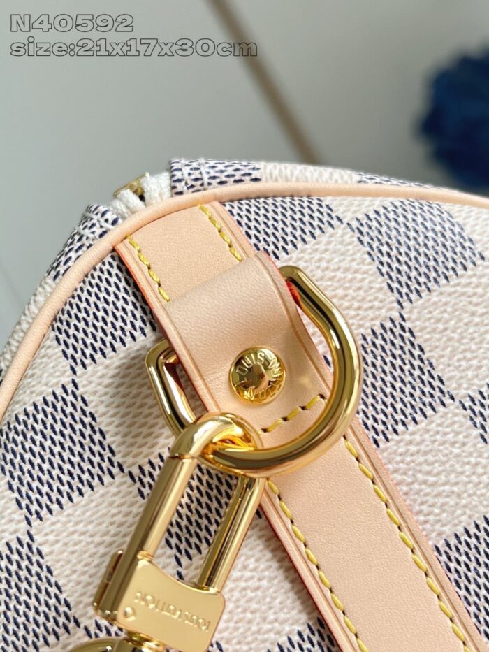 Borsa elegante con motivo checkered, chiusura dorata e tracolla in tessuto beige.