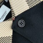 Giacca Burberry checkered uomo, elegante, dettagli di lusso, colletto strutturato e bottoni neri.