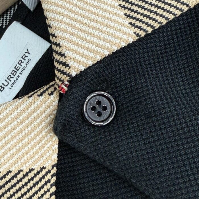 Giacca Burberry checkered uomo, elegante, dettagli di lusso, colletto strutturato e bottoni neri.