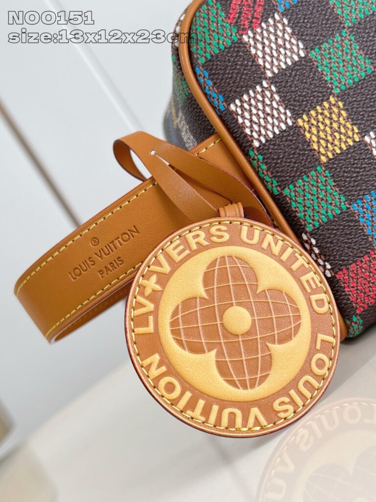 Borsa Louis Vuitton con motivo checkered multicolore e dettaglio dorato, stile elegante e contemporaneo.