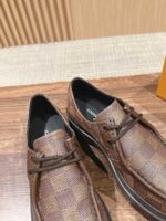 Scarpe in pelle checkered di lusso su superficie in legno, stile elegante e raffinato.