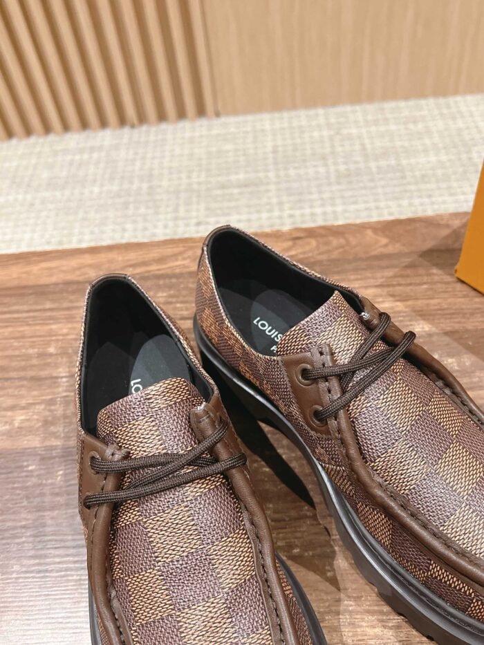 Scarpe in pelle checkered di lusso su superficie in legno, stile elegante e raffinato.
