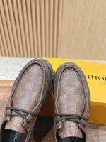 Scarpe loafer di lusso checkered con scatola gialla, stile elegante e dettagli raffinati.
