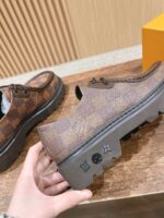 Scarpe di lusso con motivo checkered, suola rugged e design elegante per uno stile sofisticato.