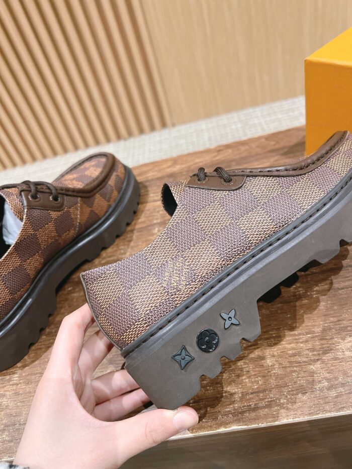 Scarpe di lusso con motivo checkered, suola rugged e design elegante per uno stile sofisticato.