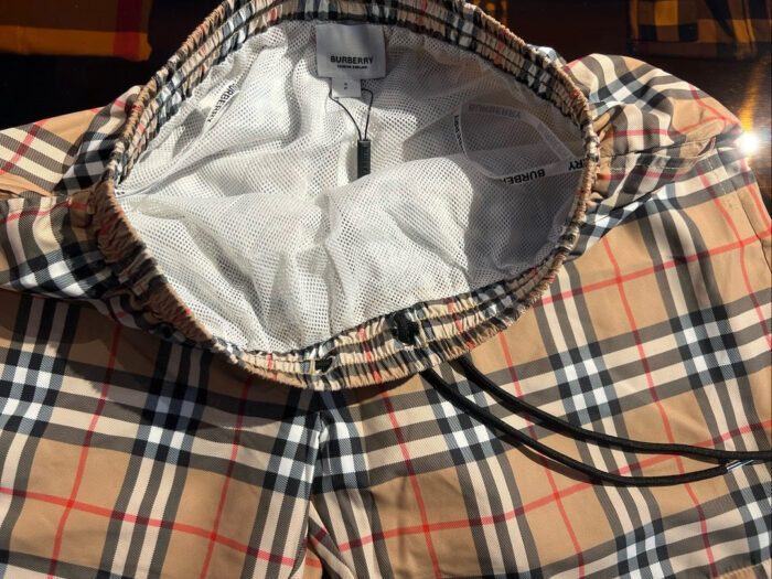 Pantaloncini da mare luxury con motivo checkered, elastico e laccio regolabile.