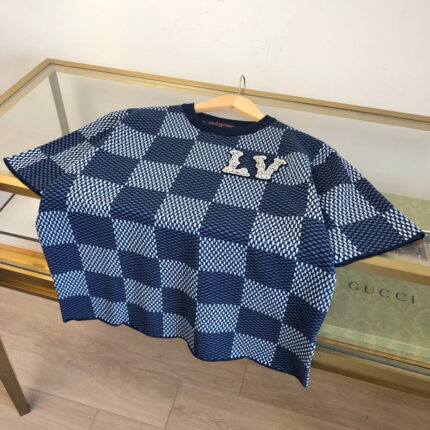 T-shirt checkered navy Louis Vuitton, stile casual e di lusso, logo prominente, Moda elegante.
