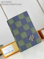 Agenda di lusso con motivo checkered verde e blu, stile elegante e moderno.