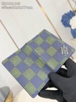 Portafoglio di lusso checkered verde e blu navy, elegante e compatto, perfetto per ogni occasione.