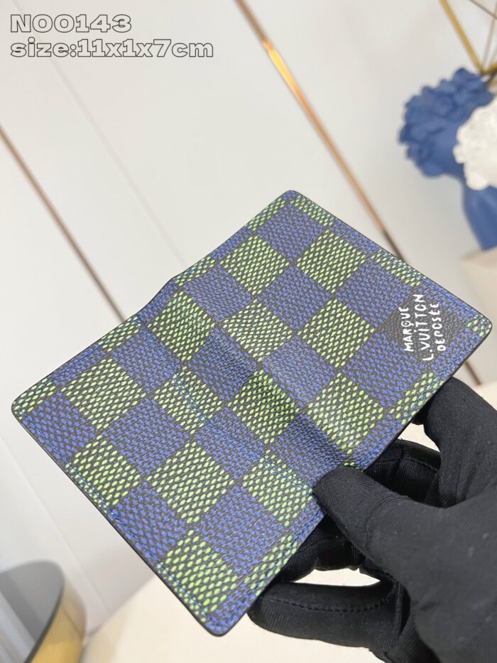 Portafoglio di lusso checkered verde e blu navy, elegante e compatto, perfetto per ogni occasione.