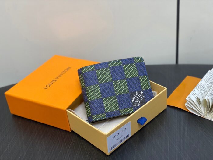 Portafoglio di lusso checkered in scatola arancione, accessorio elegante e di alta qualità.