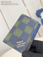 Portafoglio Louis Vuitton checkerboard blu e verde, elegante e pratico accessorio di lusso.