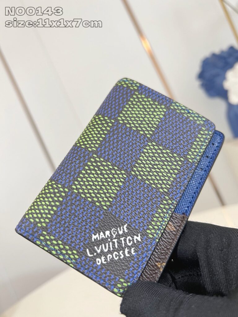 Portafoglio Louis Vuitton checkerboard blu e verde, elegante e pratico accessorio di lusso.
