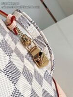 Borsa di lusso checkered con zip oro e dettaglio rosso, elegante e di alta qualità.