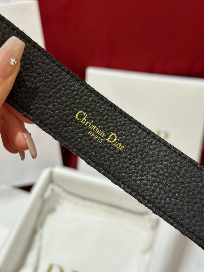 Cintura in pelle nera Dior con logo dorato, packaging elegante e dettagli di alta qualità.