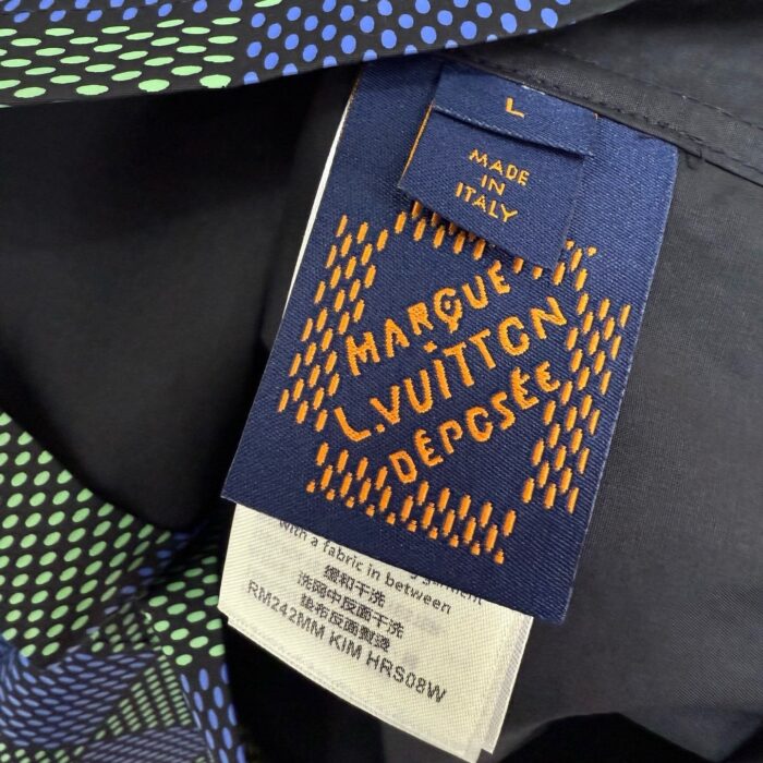 Etichetta di lusso Louis Vuitton, dettagli di cura, taglia L, Made in Italy, design elegante.